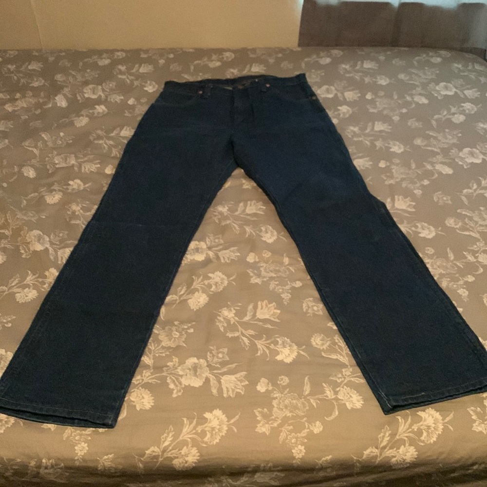 Very lightly worn Wrangler Cowboy Cut jeans.  Size is 32x32.
